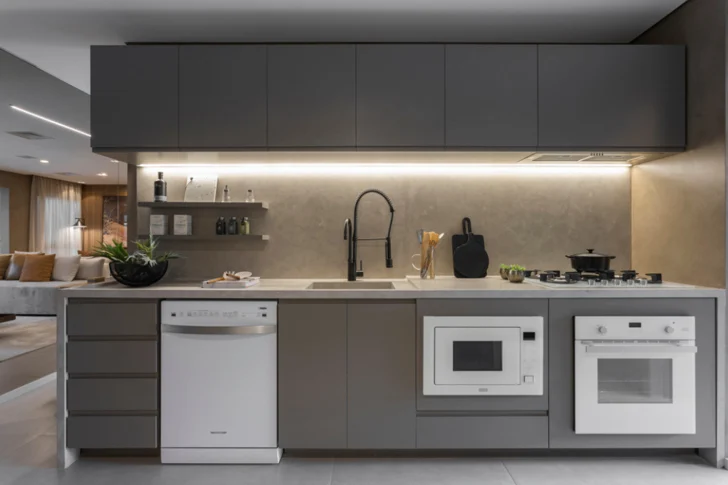 Cozinha americana com móveis planejados da Mazza Decor.