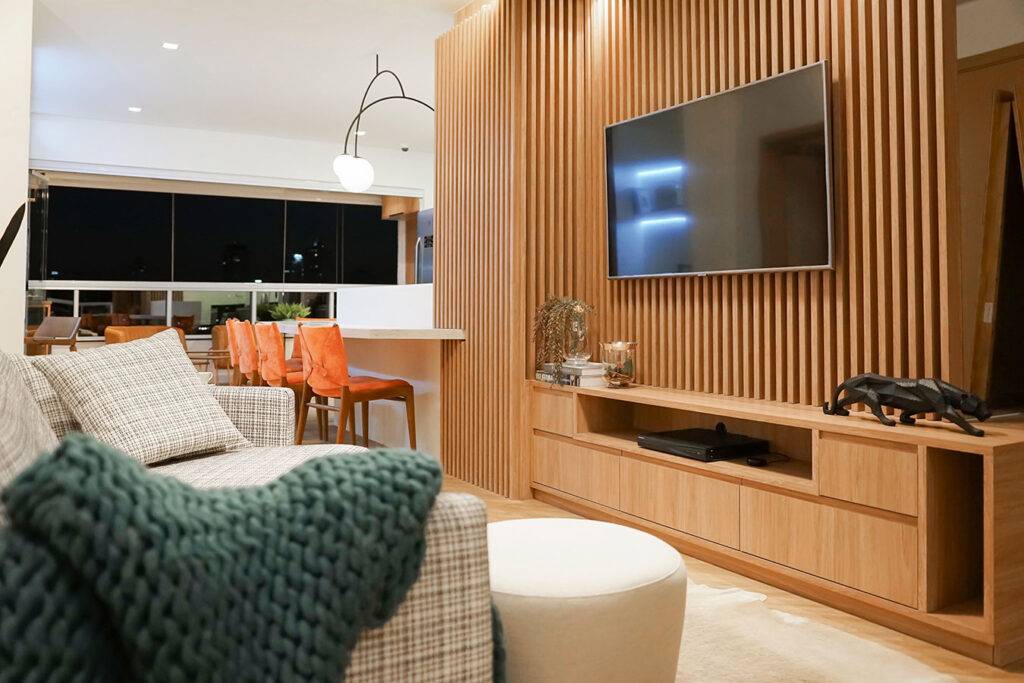 Sala de estar moderna com móveis planejados pela Mazza Decor.