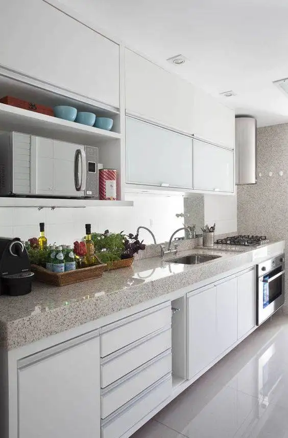 Cozinha espaçosa e planejada para famílias grandes, projetada pela Mazza Decor.