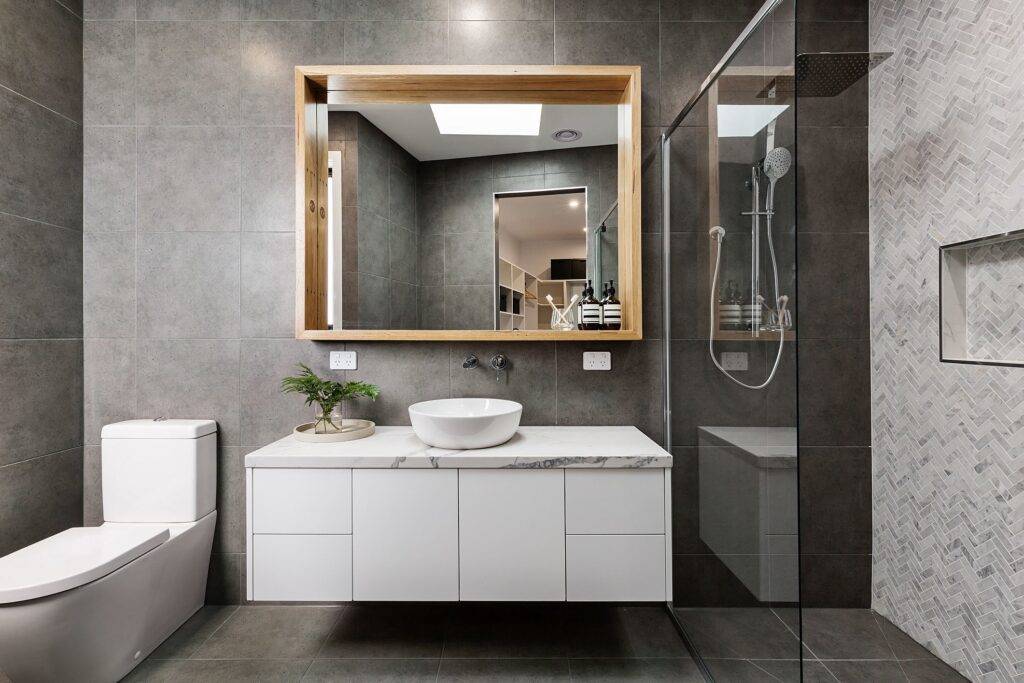 Banheiro com móveis planejados em Valinhos pela Mazza Decor.