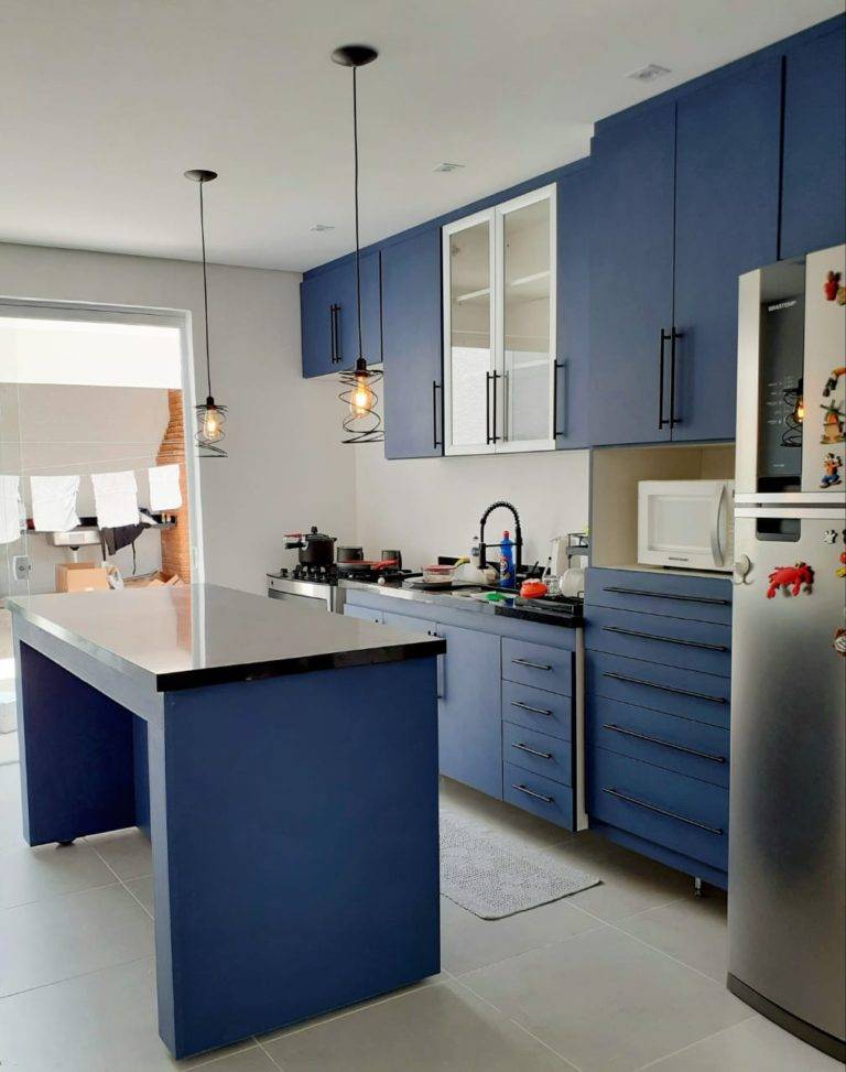 Cozinha planejada pela Mazza Decor para ambientes compactos.